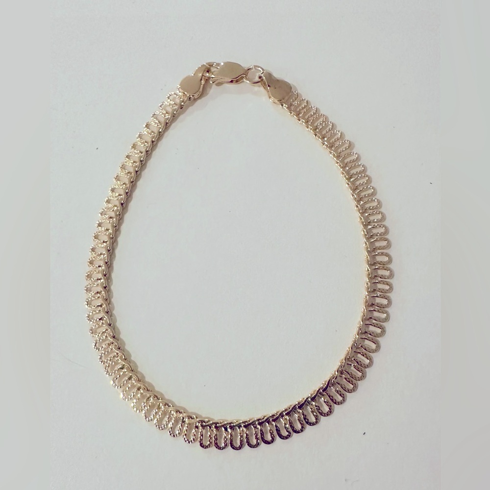 Vintage Finesse Gold Tone Loop Bracelet- 8” - New Old Stock